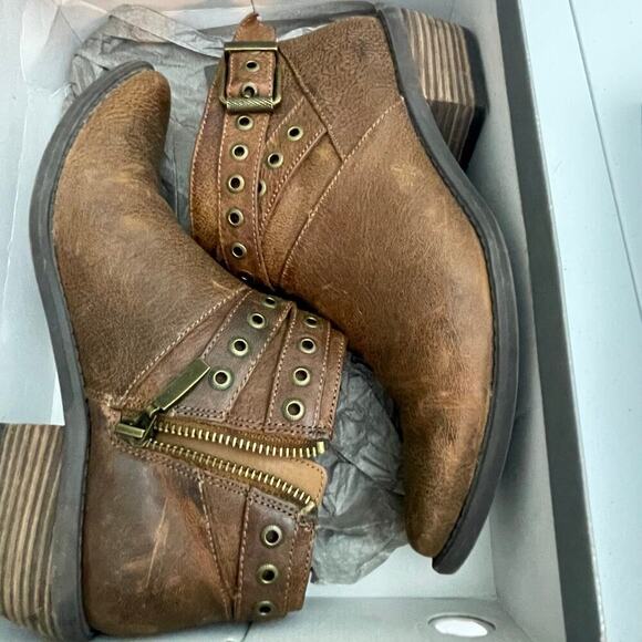 Adam Tucker Me Too Brown Booties Size 6 Riley Brown Grommet Buckle Detail - Picture 2 of 9
